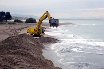 Arids I Excavacions Mont Roig S.L. excavadora en la playa