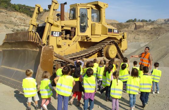 Arids I Excavacions Mont Roig S.L. niños junto a excavadora